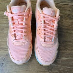 Nike Air Max Women’s Size 8, Peach/Coral, Pre-owned, minor wear.